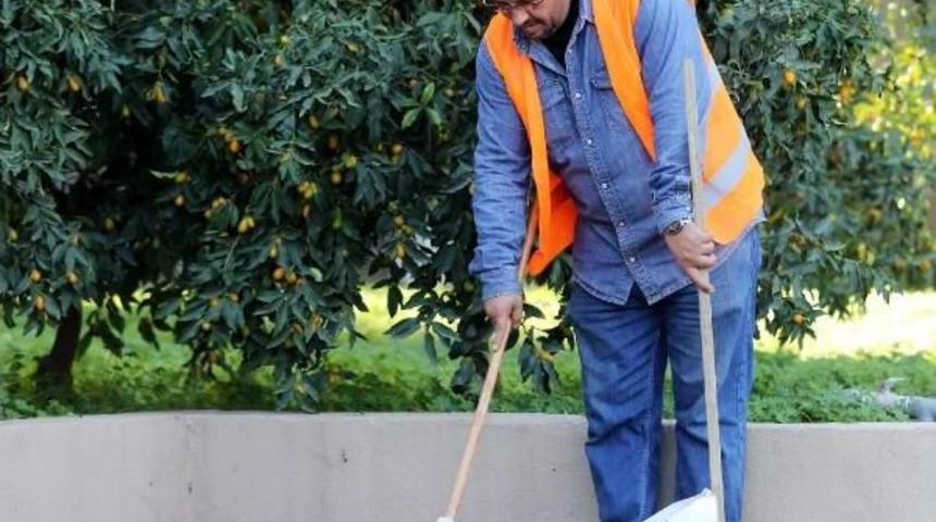 Gazeteci, hakaret cezasını 'yaprak toplayarak' &ccedil;ekiyor