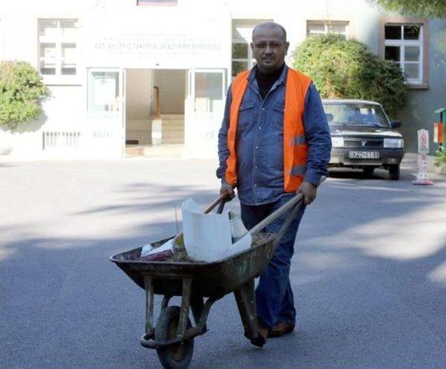 Gazeteci, hakaret cezasını 'yaprak toplayarak' çekiyor