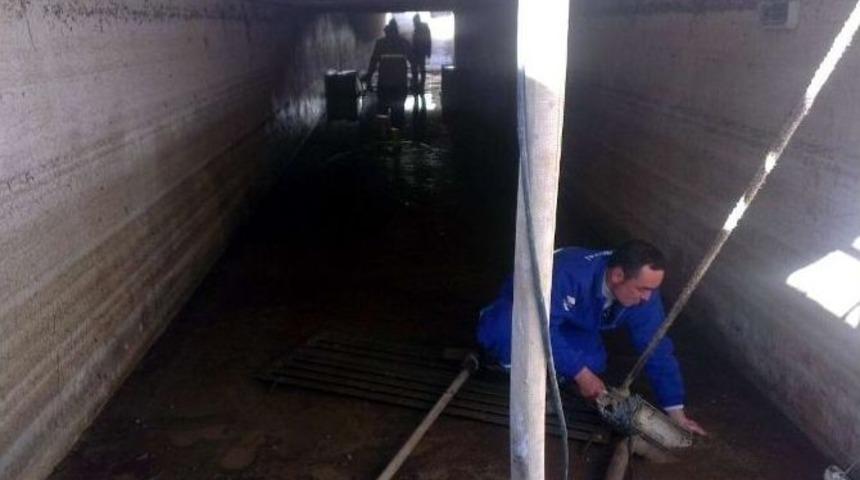 Edremit Belediyesi Altge&ccedil;itleri Temizliyor