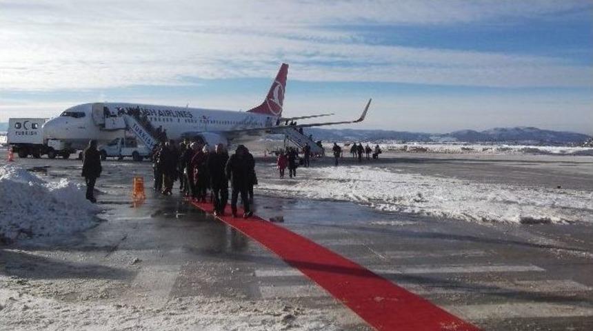 Havalimanında Karla M&uuml;cadele &Ccedil;alışmaları S&uuml;r&uuml;yor