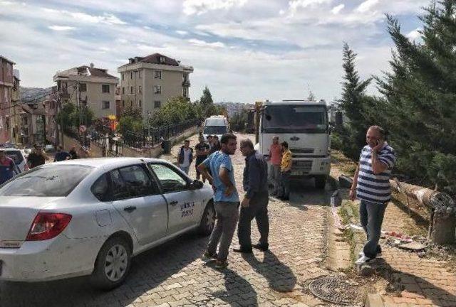 Hafriyat Kamyonunun Devirdiği Direk Otomobilin Üzerine Düştü