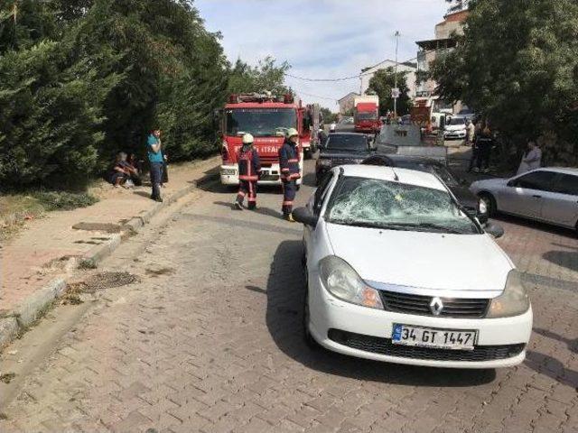 Hafriyat Kamyonunun Devirdiği Direk Otomobilin Üzerine Düştü