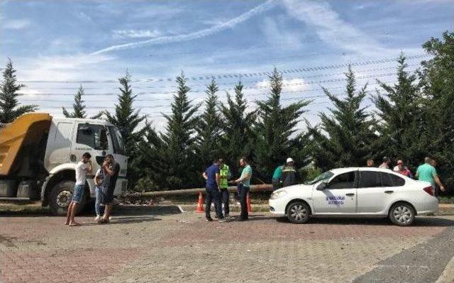 Hafriyat Kamyonunun Devirdiği Direk Otomobilin Üzerine Düştü