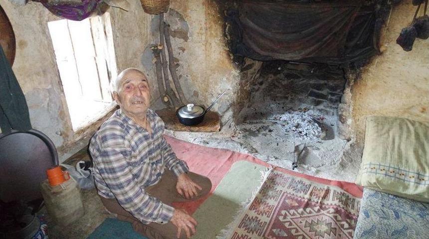 Yaşlı Adamın Mağara Gibi Evde Yaşam M&uuml;cadelesi G&ouml;renlerin Y&uuml;reğini Dağlıyor