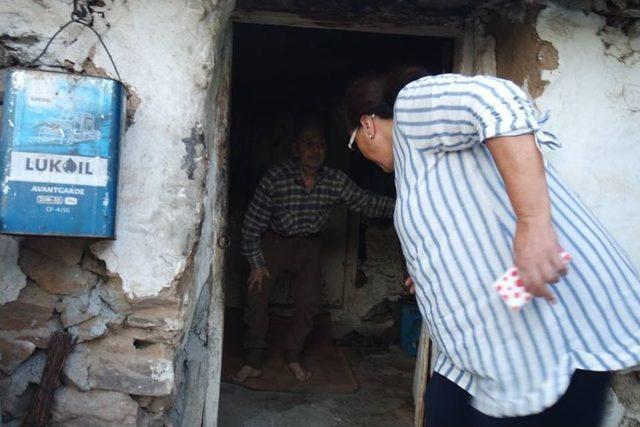 Yaşlı Adamın Mağara Gibi Evde Yaşam M&uuml;cadelesi G&ouml;renlerin Y&uuml;reğini Dağlıyor 1