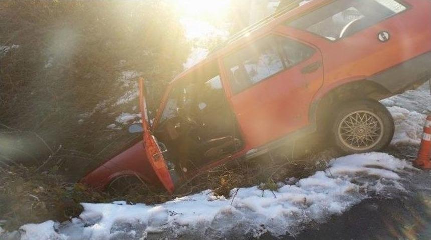 &Ouml;nce Otomobille &Ccedil;arpıştı Sonra Su Kanalına Devrildi