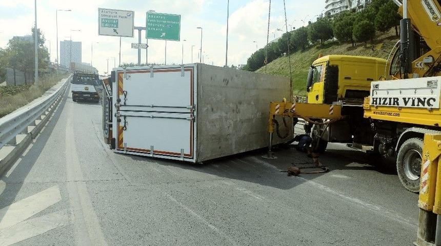 Tem Bağlantı Yolunda Yaşanan Kaza Trafiği Fel&ccedil; Etti