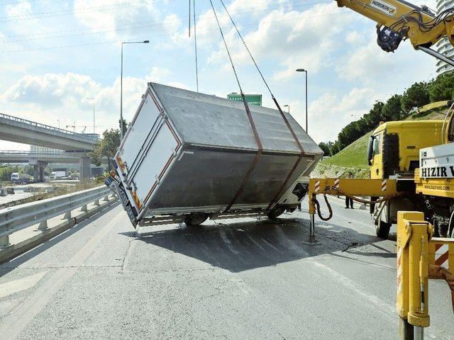 Tem Bağlantı Yolunda Yaşanan Kaza Trafiği Felç Etti