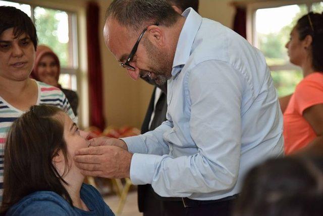 Başkan &Uuml;z&uuml;lmez, Engellileri Yalnız Bırakmadı 1