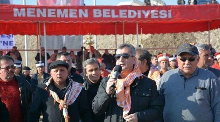 Menemen Deve G&uuml;reşleri İle Şenlendi