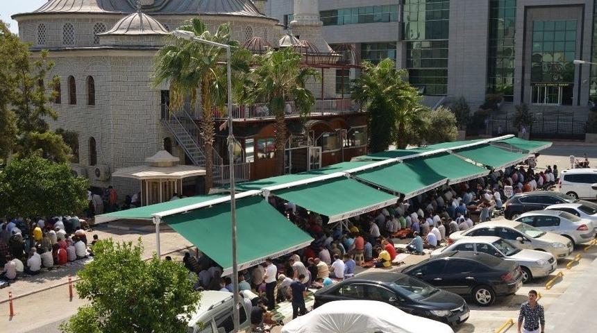 Akdeniz Belediyesi, Hal Camii &Ouml;n&uuml;ne Tente Kurdu