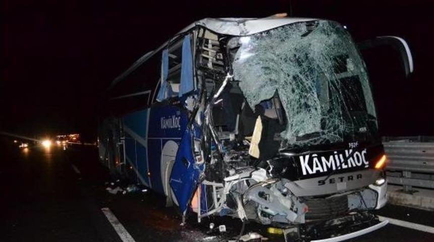Yolcu Otob&uuml;s&uuml;, Kamyona &Ccedil;arptı: 7 Yaralı