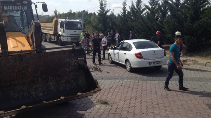 Hafriyat Kamyonu Elektrik Direğini Devirdi Faciadan D&ouml;n&uuml;ld&uuml;