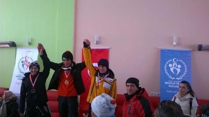 Kayak Şampiyonları Madalyalarını Aldı
