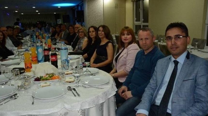 Gazi İlk&ouml;ğretimde G&ouml;rev Yapan Eski M&uuml;d&uuml;rlere Teşekk&uuml;r Plaketi