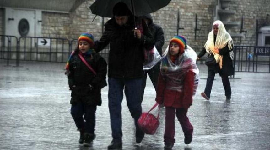 İstanbul G&uuml;ne Kara Bulutlarla Uyandı, Yağmur Ve Dolu Etkili Oldu