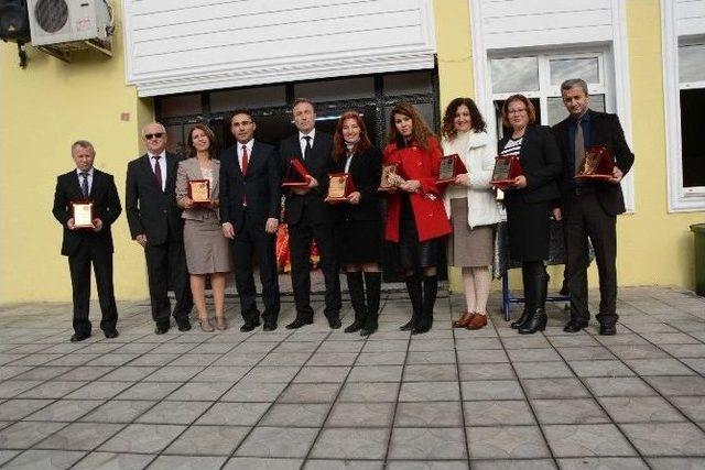 Gazi İlköğretimde Görev Yapan Eski Müdürlere Teşekkür Plaketi