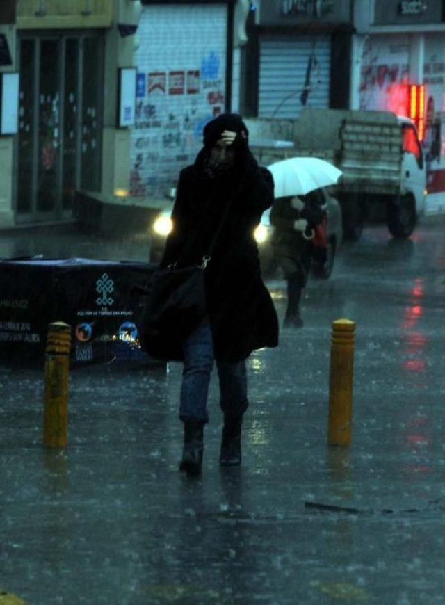 İstanbul Güne Kara Bulutlarla Uyandı, Yağmur Ve Dolu Etkili Oldu