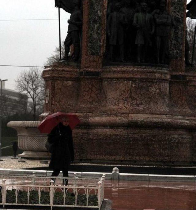 İstanbul Güne Kara Bulutlarla Uyandı, Yağmur Ve Dolu Etkili Oldu