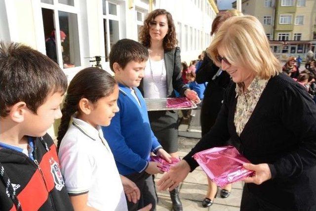 Gazi İlköğretimde Görev Yapan Eski Müdürlere Teşekkür Plaketi