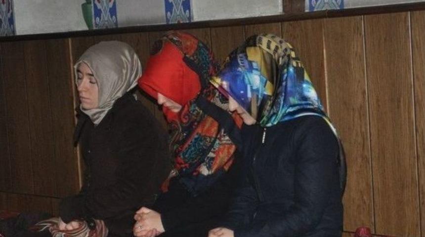 Bayanlar Sohbet Ve Namazda Buluştu