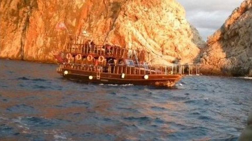 Kayalıklara S&uuml;r&uuml;klenen Tekneyi Sahil G&uuml;venlik Kurtardı