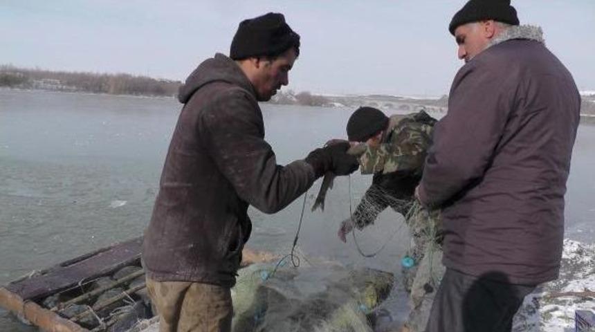 Buz Tutan Nehirde Balık Avı