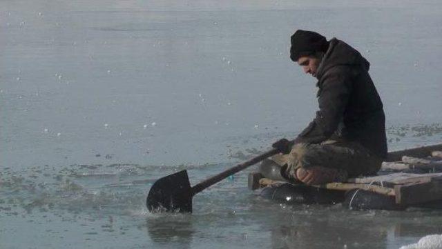 Buz Tutan Nehirde Balık Avı