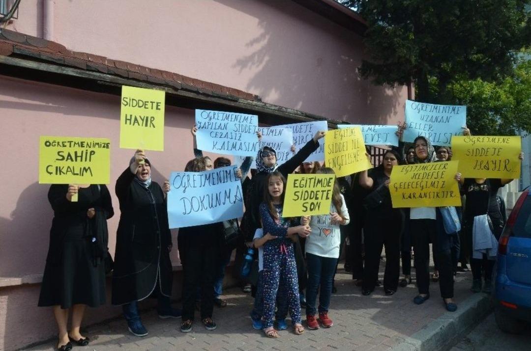 &Ouml;ğretmeni Bı&ccedil;aklayan Kadına Bursalı Velilerden Tepki