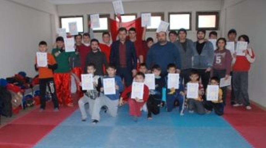 Kick Boks&ccedil;ular Kuşak Sınavında Ter D&ouml;kt&uuml;ler