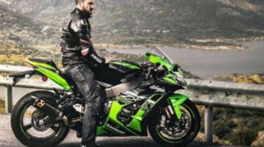 Motosiklet S&uuml;r&uuml;c&uuml;s&uuml; Kazada &Ouml;ld&uuml;