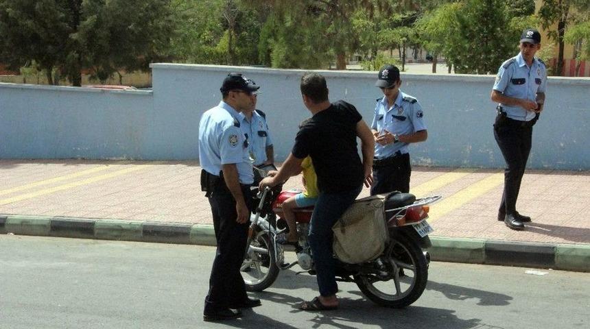 Okullar &Ouml;nlerinde Polisten Şok Uygulama