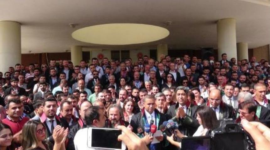 Feyzioğlu Ve Avukatlardan Baro Başkanı'na Saldırı Protestosu