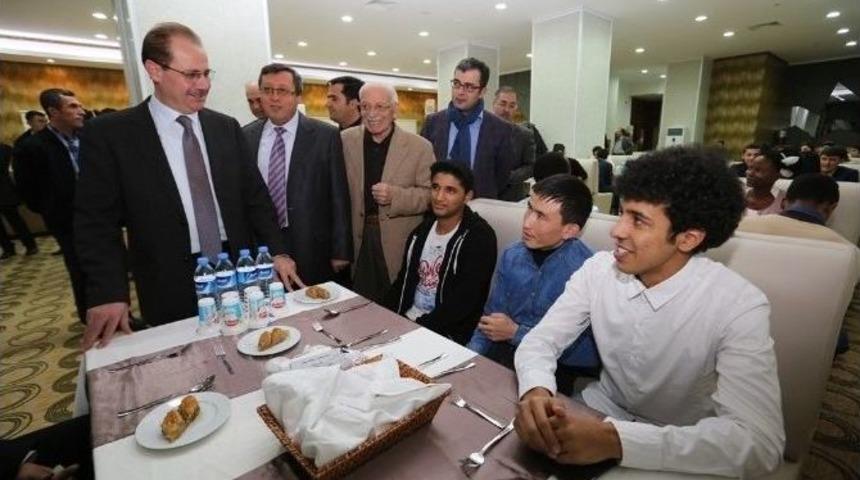 Rekt&ouml;r Coşkun Yabancı Uyruklu &Ouml;ğrencilerle Buluştu