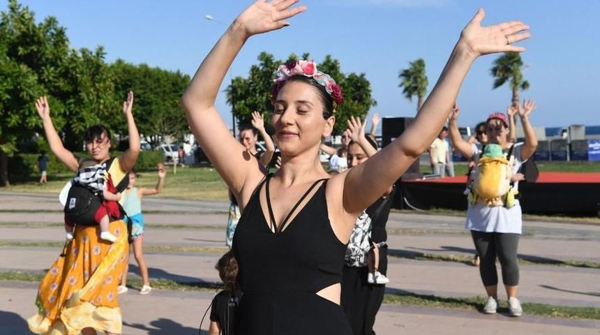 Konyaaltı&rsquo;nda Anneler, Bebekleriyle Dans Ettiler.