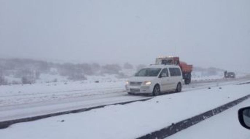 Elazığ Bing&ouml;l yolu kar yağışı nedeniyle kapatıldı