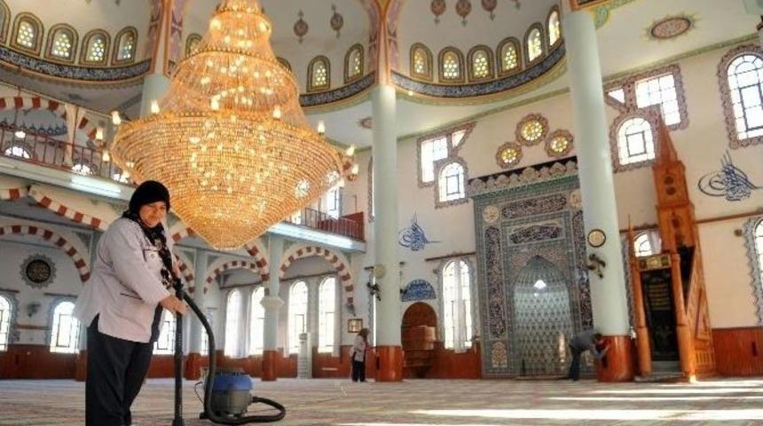 Cami Ve Mescitlerde Temizlik &Ccedil;alışmaları