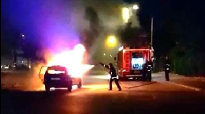 Hareket Halindeki Otomobil Alev Alev Yandı