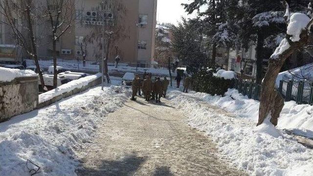 Askerler Kendi Yollarını Kendileri Temizledi