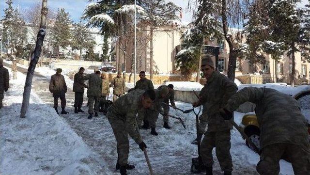 Askerler Kendi Yollarını Kendileri Temizledi