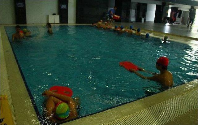 Koruma Altındaki Çocuklar Yüzme Öğreniyor 1