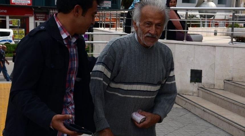 Yaşlı Adam Bir Tomar Parayla Gezince Polisi Alarma Ge&ccedil;irdi