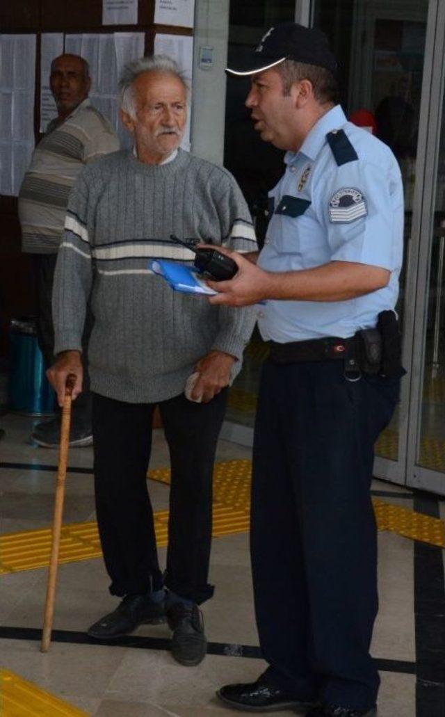 Yaşlı Adam Bir Tomar Parayla Gezince Polisi Alarma Geçirdi