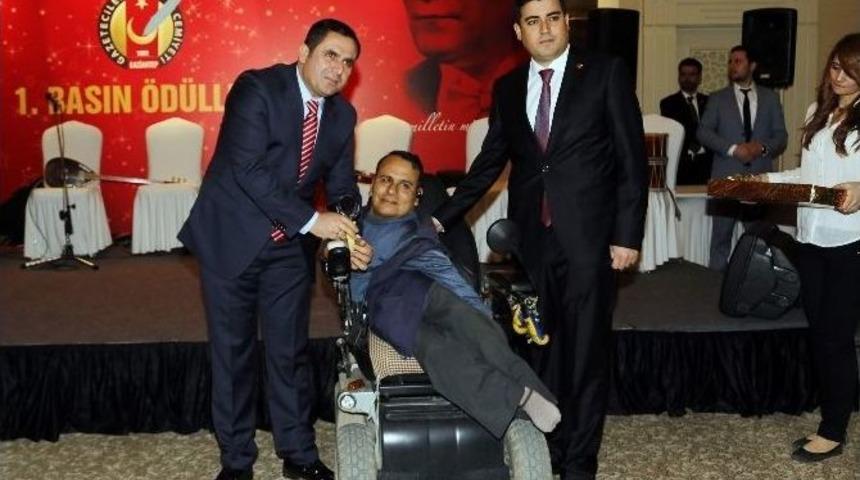 Yılın Gazetecisi &Ouml;d&uuml;l&uuml; İsmail Tun&ccedil;&rsquo;a