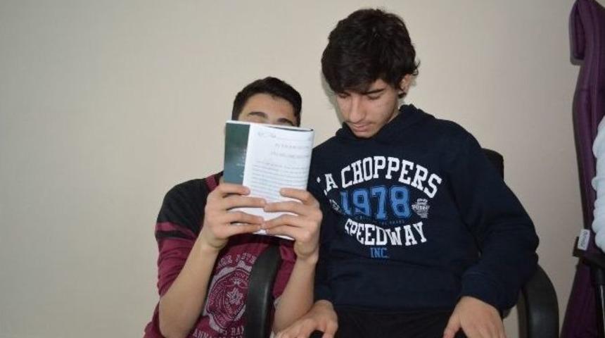Gen&ccedil;ler Beyaz Bastonlular İ&ccedil;in Empati Yaptı