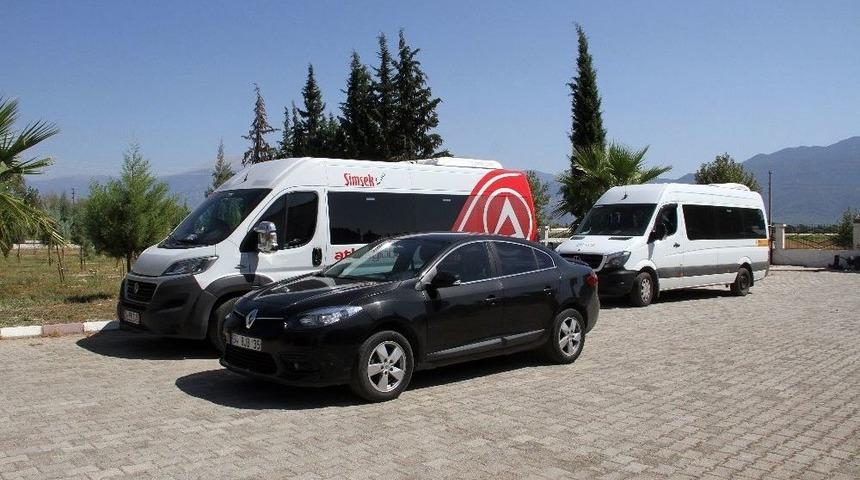 Okul Servisiyle Ka&ccedil;ak G&ouml;&ccedil;men Taşıdılar