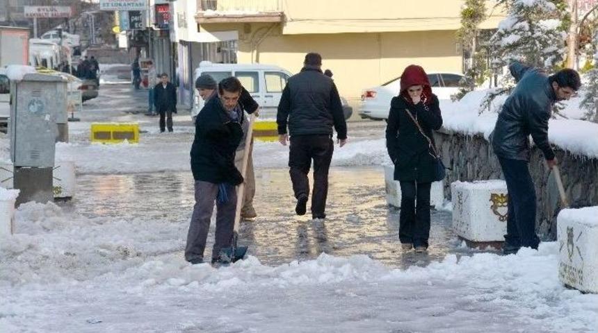 Hakkari&rsquo;de Kaldırım Temizleme &Ccedil;alışması
