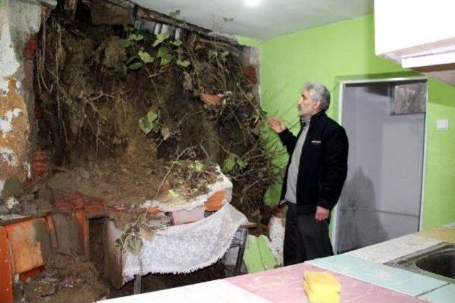 Heyelanda Yamaçtaki Evin Duvarı Yıkıldı