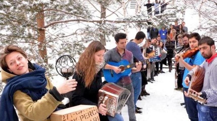 6 &uuml;lkenin gen&ccedil;leri m&uuml;zikle anlaşıyor