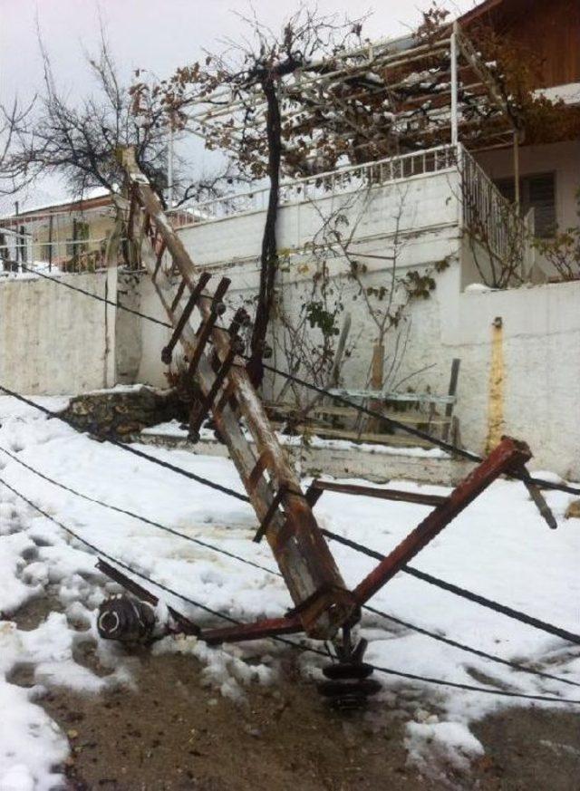 Mersin'de kar ve fırtına elektrik direklerini devirdi